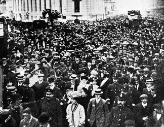 Mme Pankhurst menant la députation, vers 1908